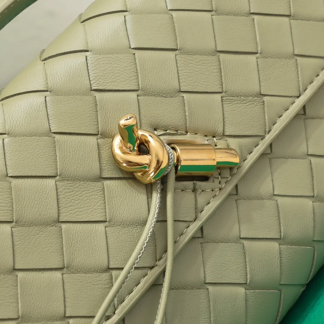 The batch of 1360 BV Andiamo evening handbags has been heavily planted again~ The designer aesthetics in the era of economic downturn are back. I fall in love with it at first sight and can't put it down. It's so beautiful and full of aura. The shape and texture are very competitive. It's light in weight and has sufficient capacity. It's a must-have for fashionistas. It's suitable for many occasions, minimalist, high-end and light luxury. Model No.: 741511 Size: 31*13*3cm